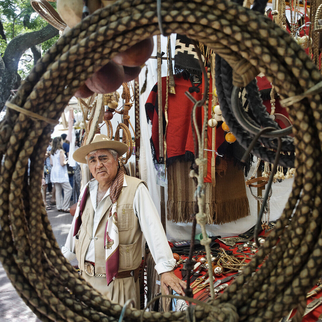 Gaucho mit traditioneller Kleidung, Marktstand mit Lederwaren, Plaza Dorrego, San Telmo, Buenos Aires, Argentinien