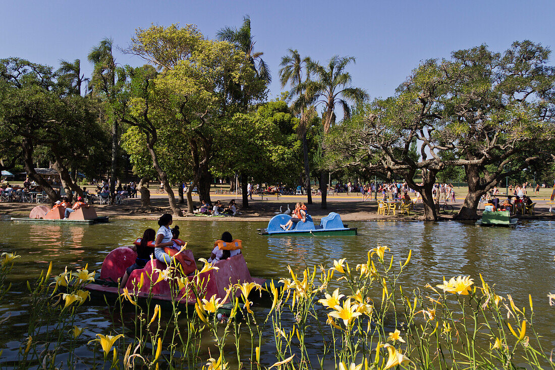 Park 3ter Februar,  Tretboot auf Kanal, Bosque de Palermo, Buenos Aires, Argentinien