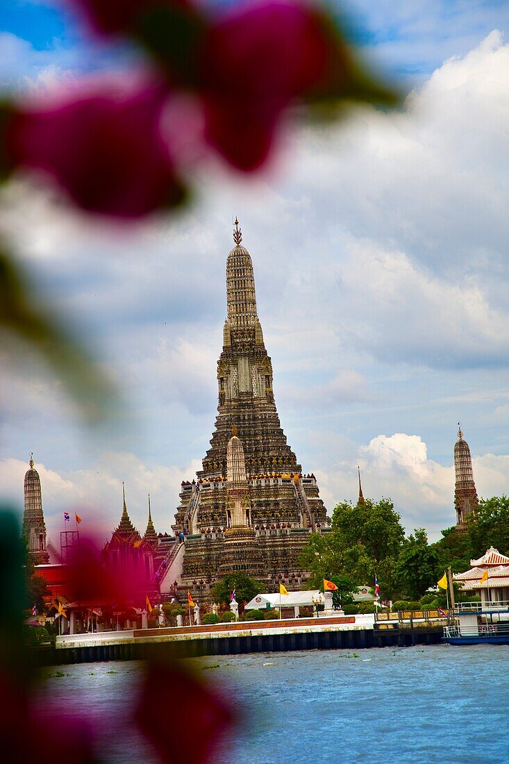 Wat Arun, The Temple of the Dawn, from Mae Nam Chao Phraya River  Bangkok, Thailand, Southeast Asia, Asia