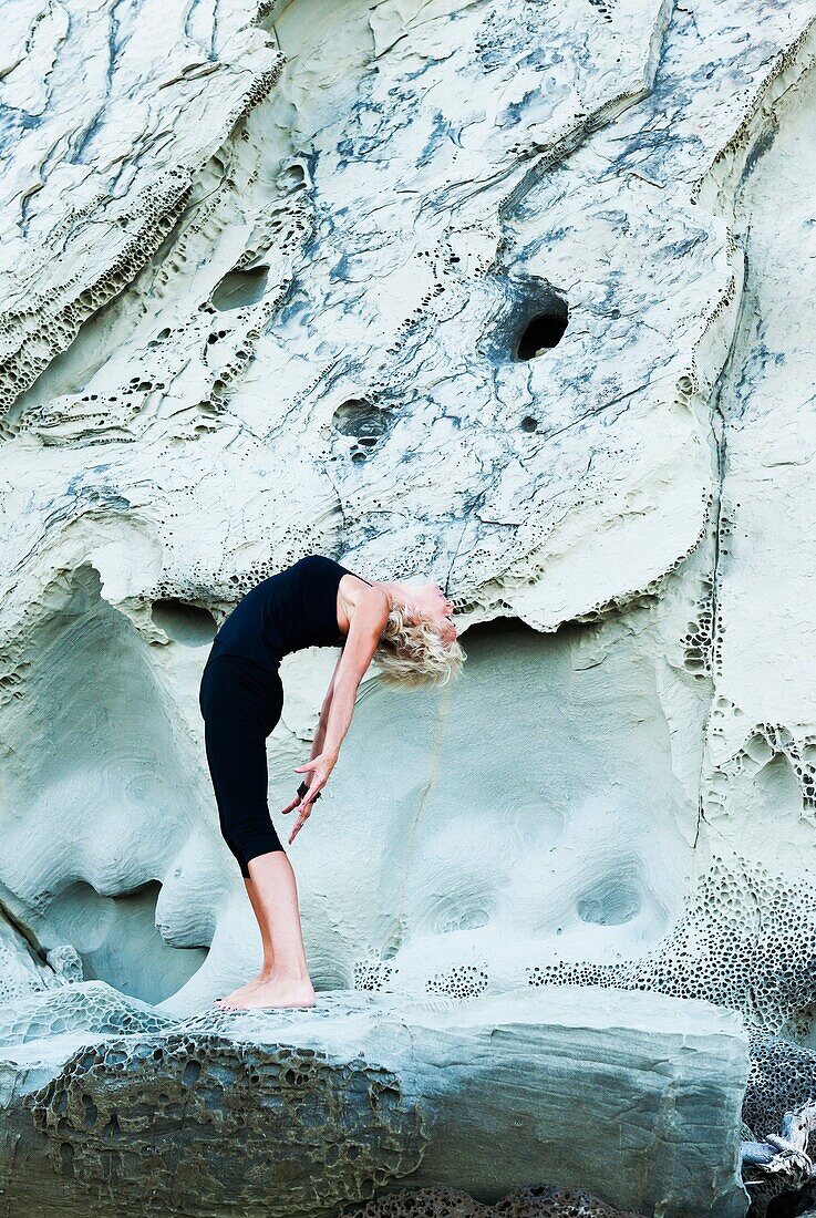 20's, 30's, Aussen, Einpassen, Erwachsene, Fels, Frau, Gesund, Gleichgewicht, jung, Junger Erwachsener, Sich strecken, Sport, Strand, Yoga, A75-1288140, AGEFOTOSTOCK