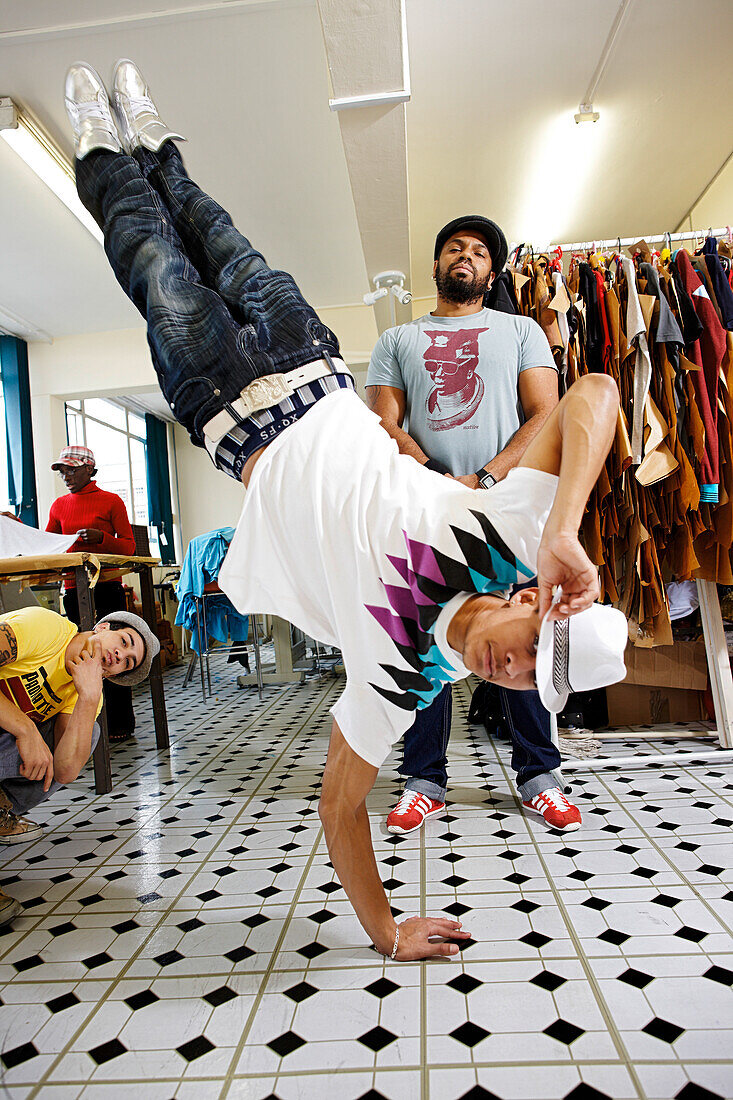 Breakdancer von UBUNTU mit Designer Craig Native in seinem Atelier in Long Street, City Centre, Kapstadt, Südafrika, Afrika