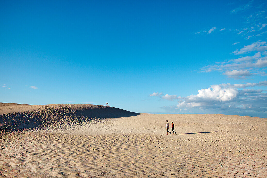 Spaziergänger in den Dünen El Jable, Corralejo, Fuerteventura, Kanarische Inseln, Spanien