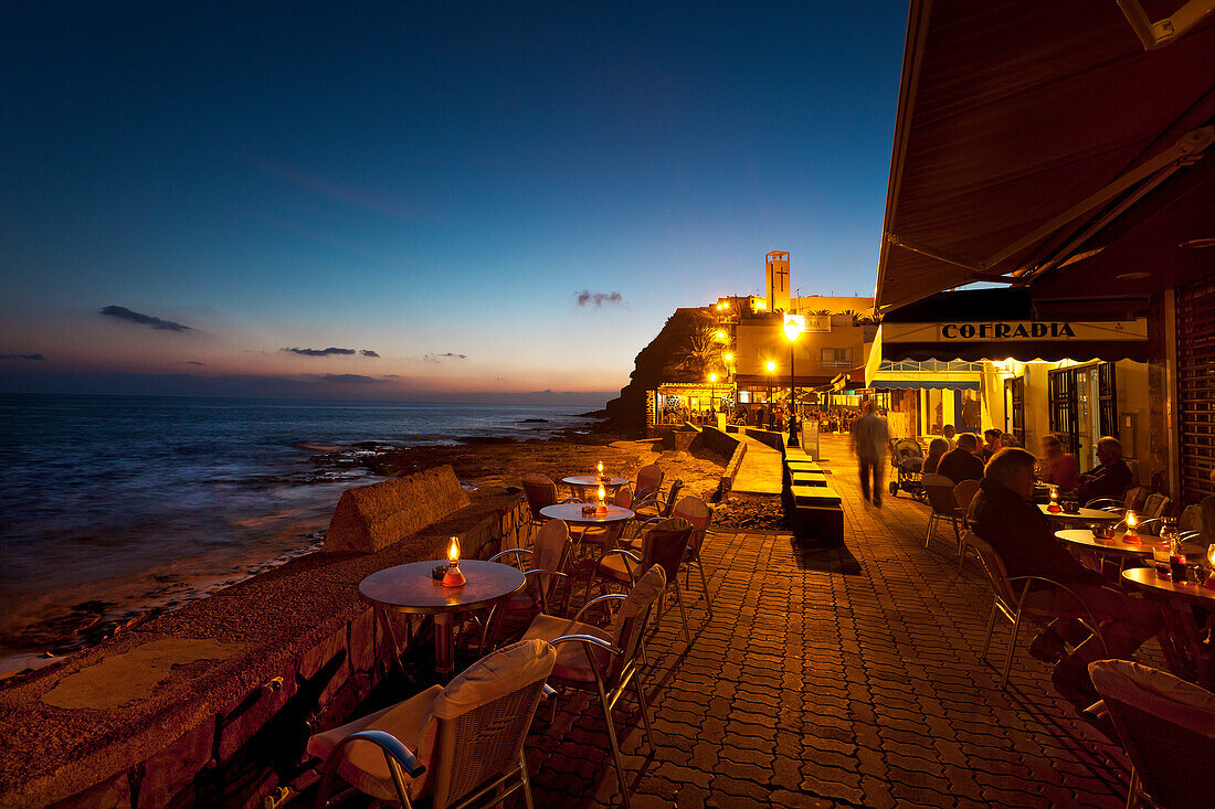 Beleuchtete Restaurants an der Promenade, Morro Jable, Jandia Halbinsel, Fuerteventura, Kanarische Inseln, Spanien