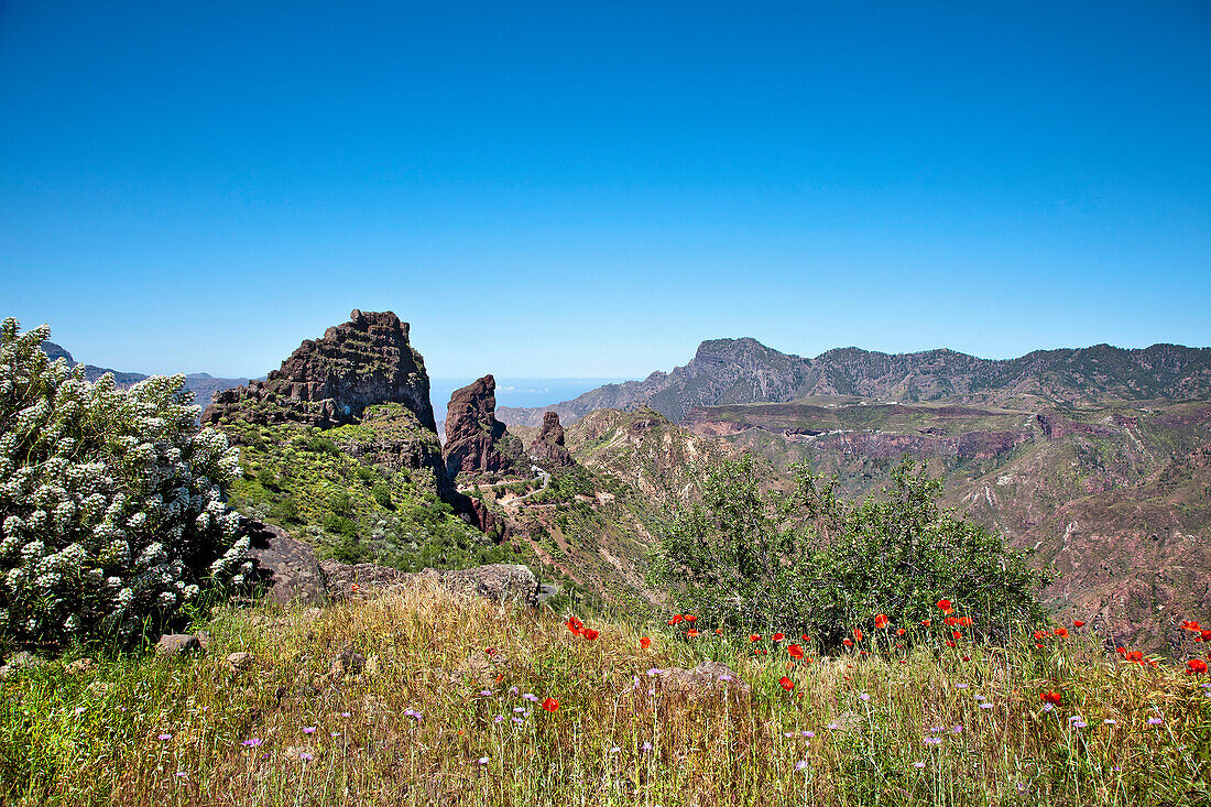 Blick auf Berge und das Dorf El Roque, Gran Canaria, Kanarische Inseln, Spanien