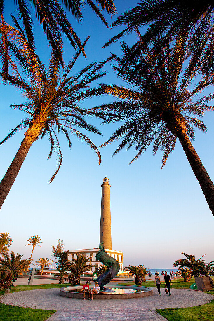 Blick durch Palmen auf Promenade und Leuchtturm, Maspalomas, Gran Canaria, Kanarische Inseln, Spanien, Europa