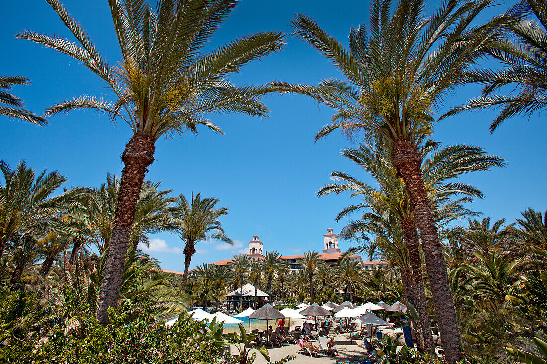Menschen am Pool des Grand Hotel Costa, Meloneras, Maspalomas, Gran Canaria, Kanarische Inseln, Spanien, Europa