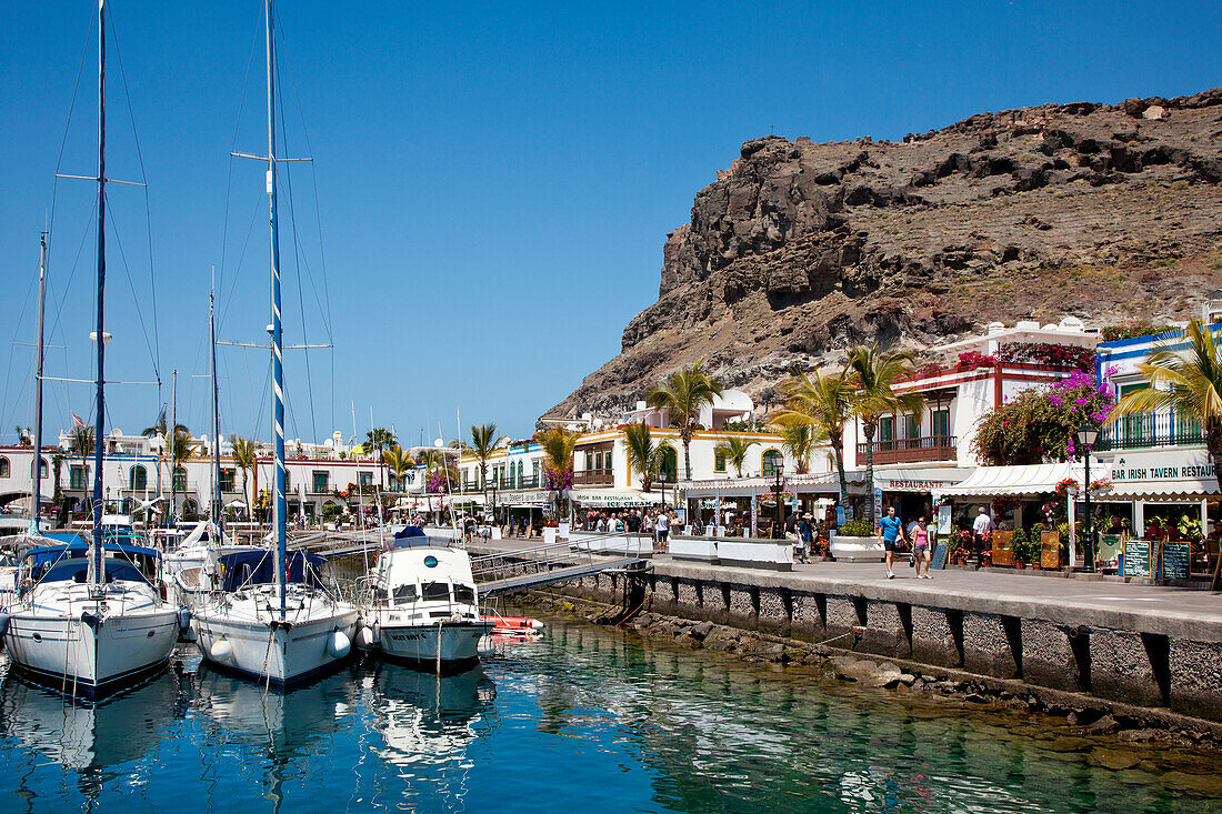 Menschen auf der Promenade am Hafen, Puerto de Mogan, Gran Canaria, Kanarische Inseln, Spanien, Europa