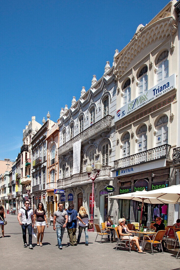 Menschen in einer Einkaufsstrasse in der Altstadt, Triana, Las Palmas, Gran Canaria, Kanarische Inseln, Spanien, Europa