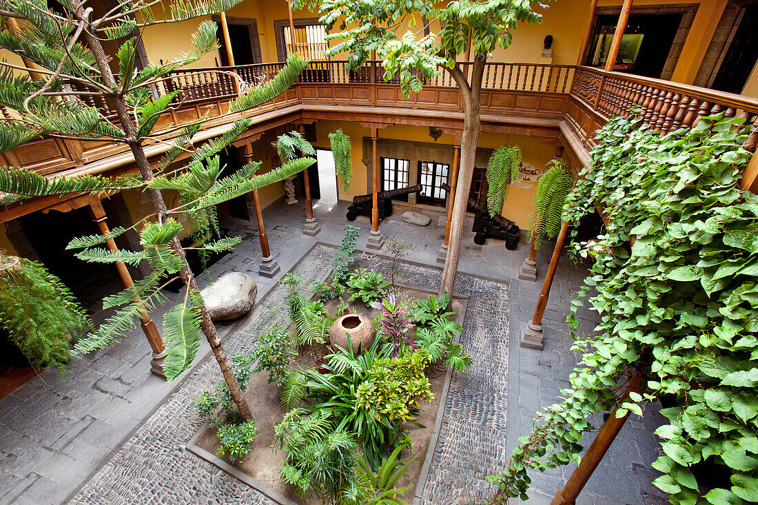 Innenhof mit Pflanzen im Casa de Colon in der Altstadt, Vegueta, Las Palmas, Gran Canaria, Kanarische Inseln, Spanien, Europa