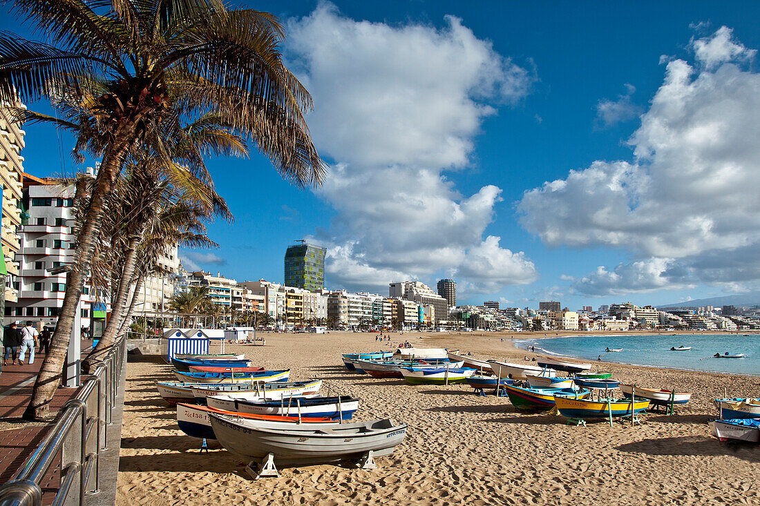 Boote am Strand im Sonnenlicht, Playa de las Canteras, Las Palmas, Gran Canaria, Kanarische Inseln, Spanien, Europa