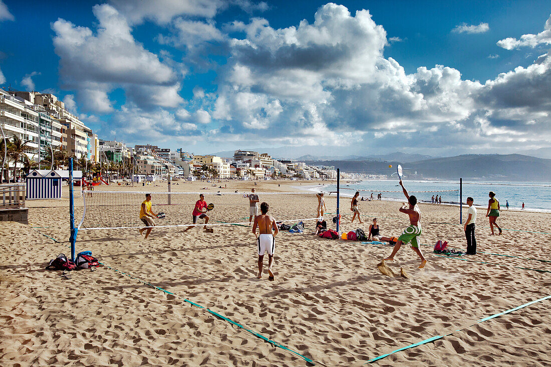 Menschen spielen Tennis am Strand, Playa de las Canteras, Las Palmas, Gran Canaria, Kanarische Inseln, Spanien, Europa