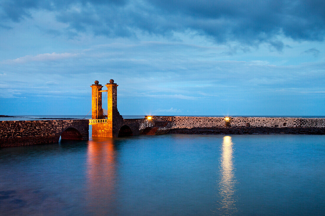 Beleuchtete Brücke, Puente de Las Bolas im Abendlicht, Arrecife, Lanzarote, Kanarische Inseln, Spanien, Europa