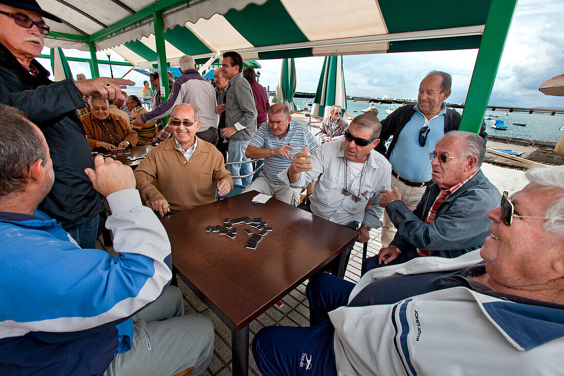 Männer spielen Domino am Hafen, Arrecife, Lanzarote, Kanarische Inseln, Spanien, Europa