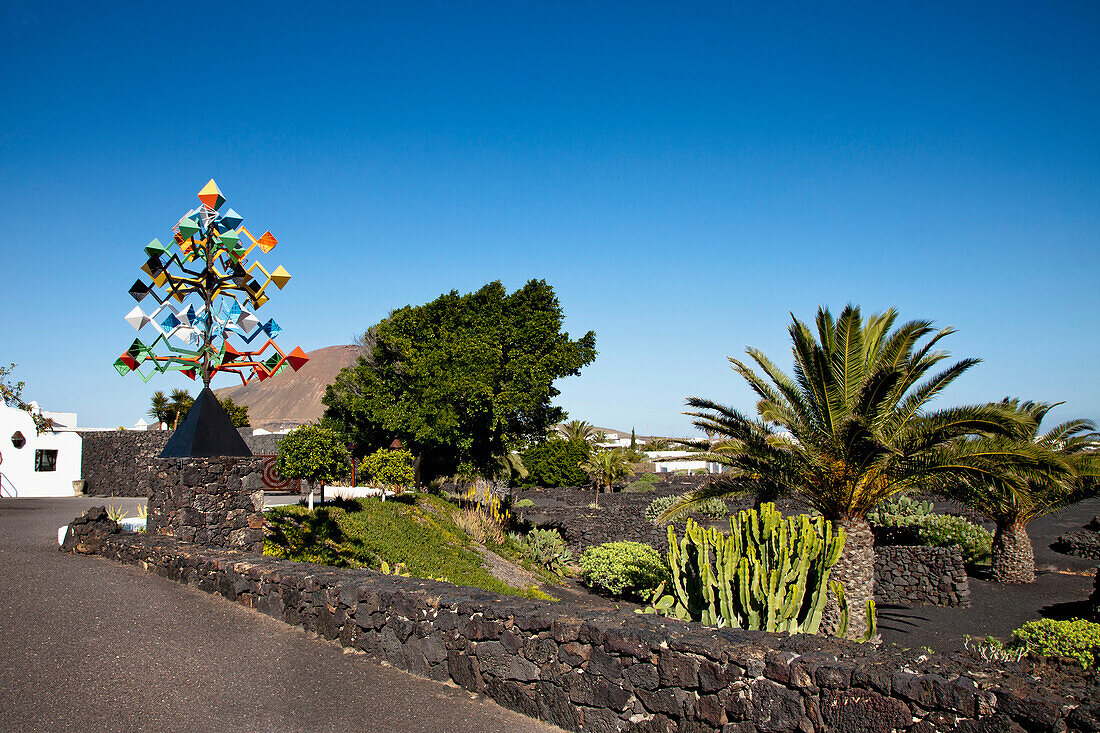 Skulptur vor dem Museum Fundacion Cesar Manrique, Lanzarote, Kanarische Inseln, Spanien, Europa