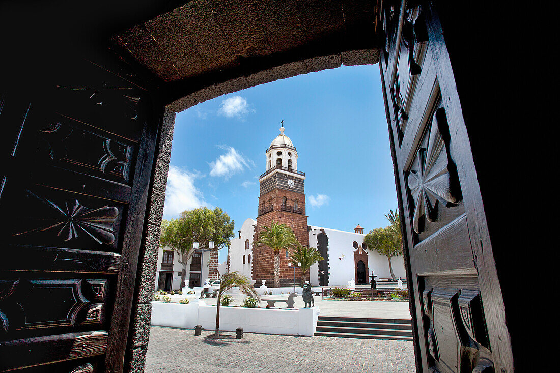 Square Plaza de la Constitucion and church Nuestra Senora de Guadalupe, Teguise, Lanzarote, Canary Islands, Spain, Europe