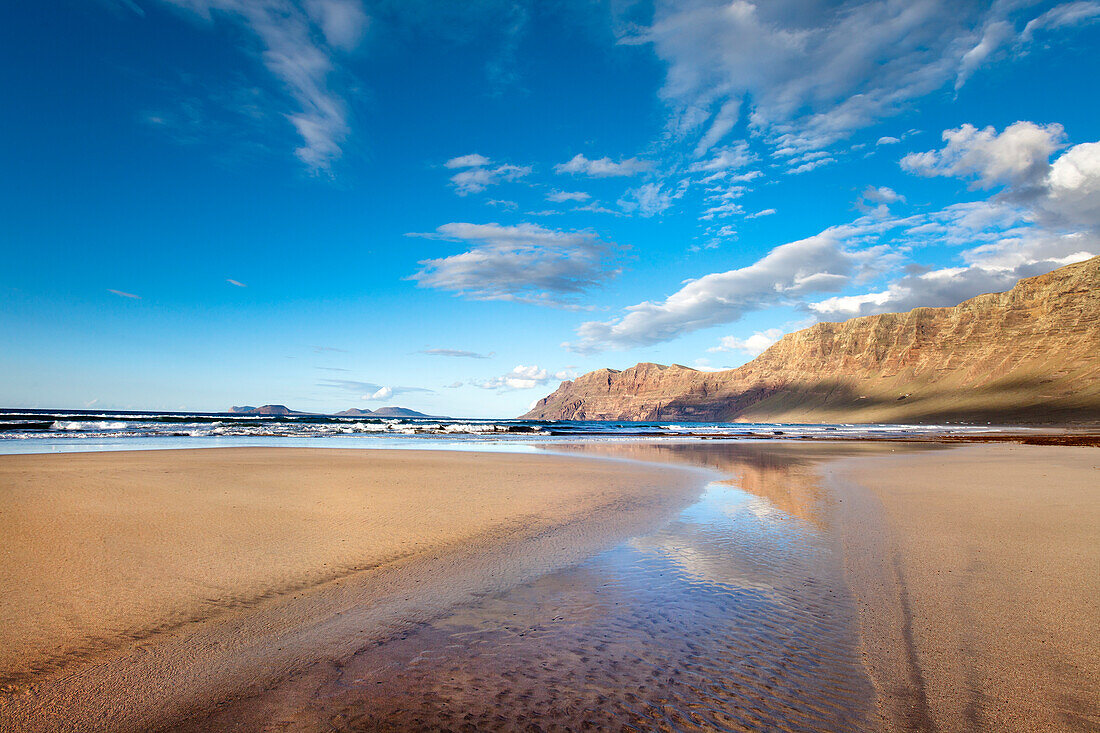 Beach Playa de Famara, mountain range Risco de Famara, Lanzarote, Canary Islands, Spain, Europe