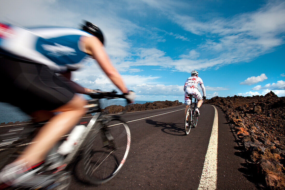 Radfahrer an der Felsküste Los Hervideros, Lanzarote, Kanarische Inseln, Spanien, Europa