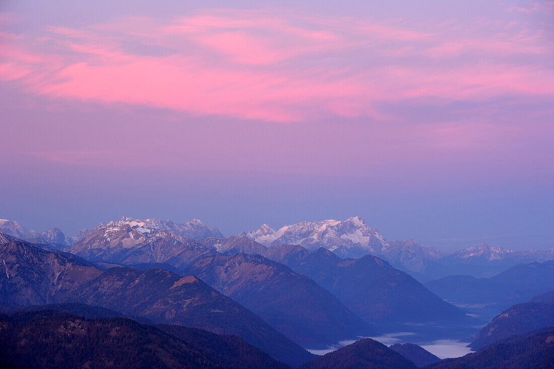 Blick auf Zugspitze in der Morgendämmerung, Risserkogel, Bayerische Voralpen, Oberbayern, Bayern, Deutschland