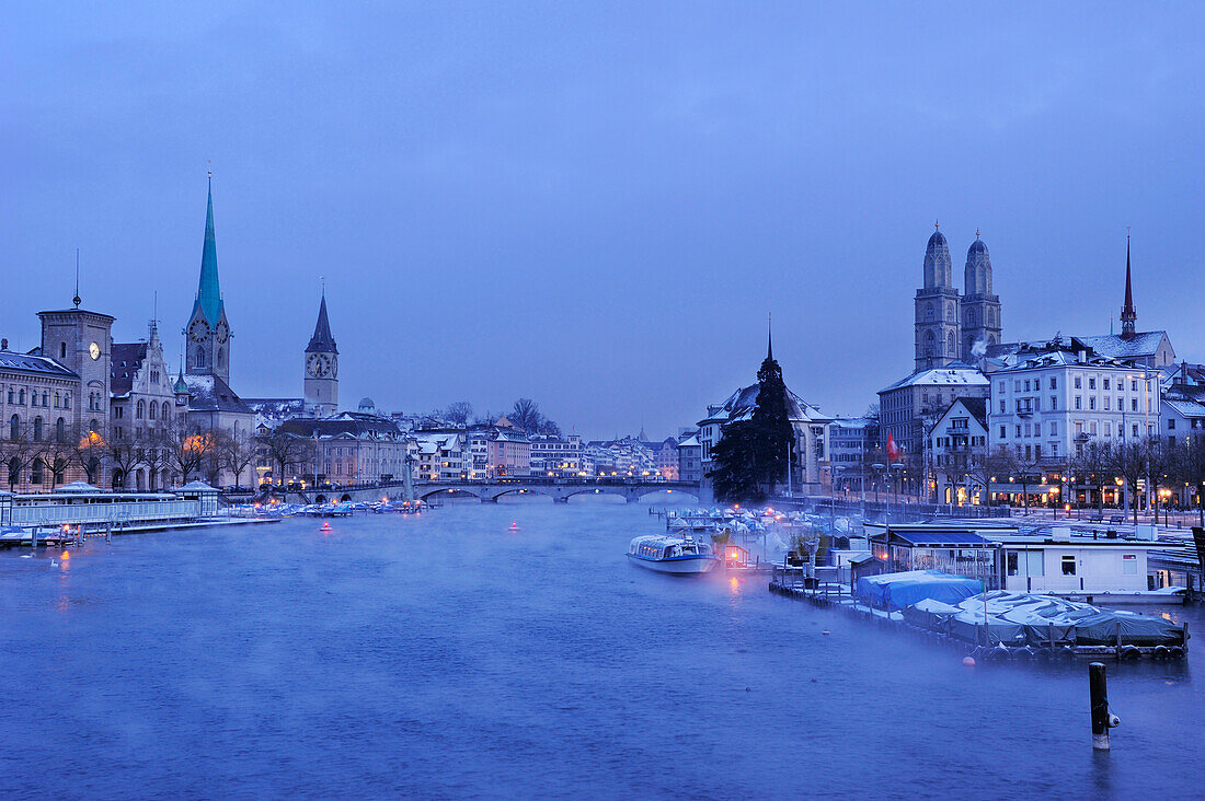 Frauenmünster, St. Peter und Grossmünster mit Limmat im Vordergrund, Zürich, Schweiz