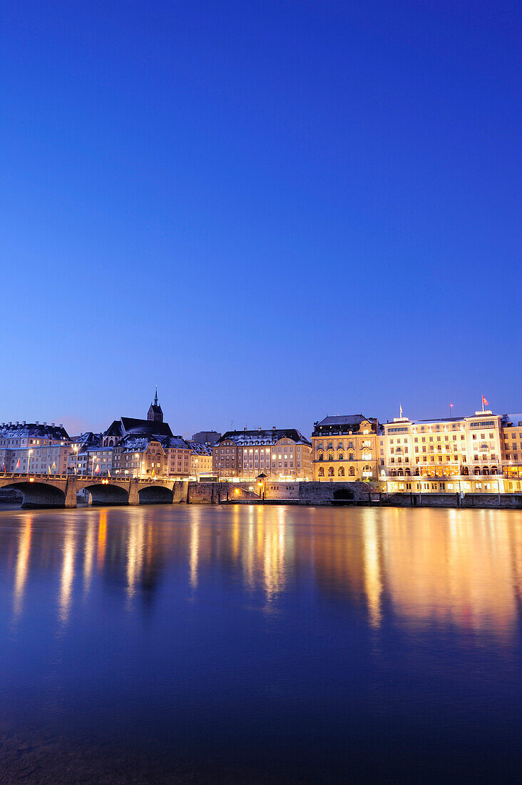 Basel beleuchtet mit Rhein im Vordergrund, Basel, Schweiz