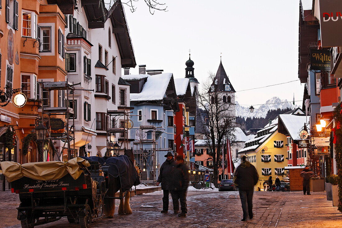 Horse Carriage, Shopping street in the evening, Old Town, Parish Church and Liebfrauen Church, Vorderstadt, Kitzbuhel, Tyrol, Austria