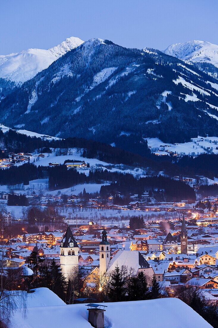 Abend Panorama, Altstadt, Pfarr und Liebfrauenkirche, Vorderstadt, Kitzbühel, Tirol, Österreich