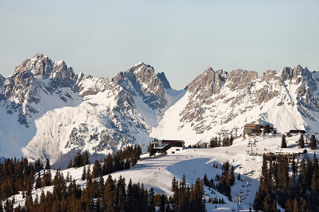 Skigebiet Ehrenbachhöhe, Wilder Kaiser im Hintergrund, Kitzbühel, Tirol, Österreich