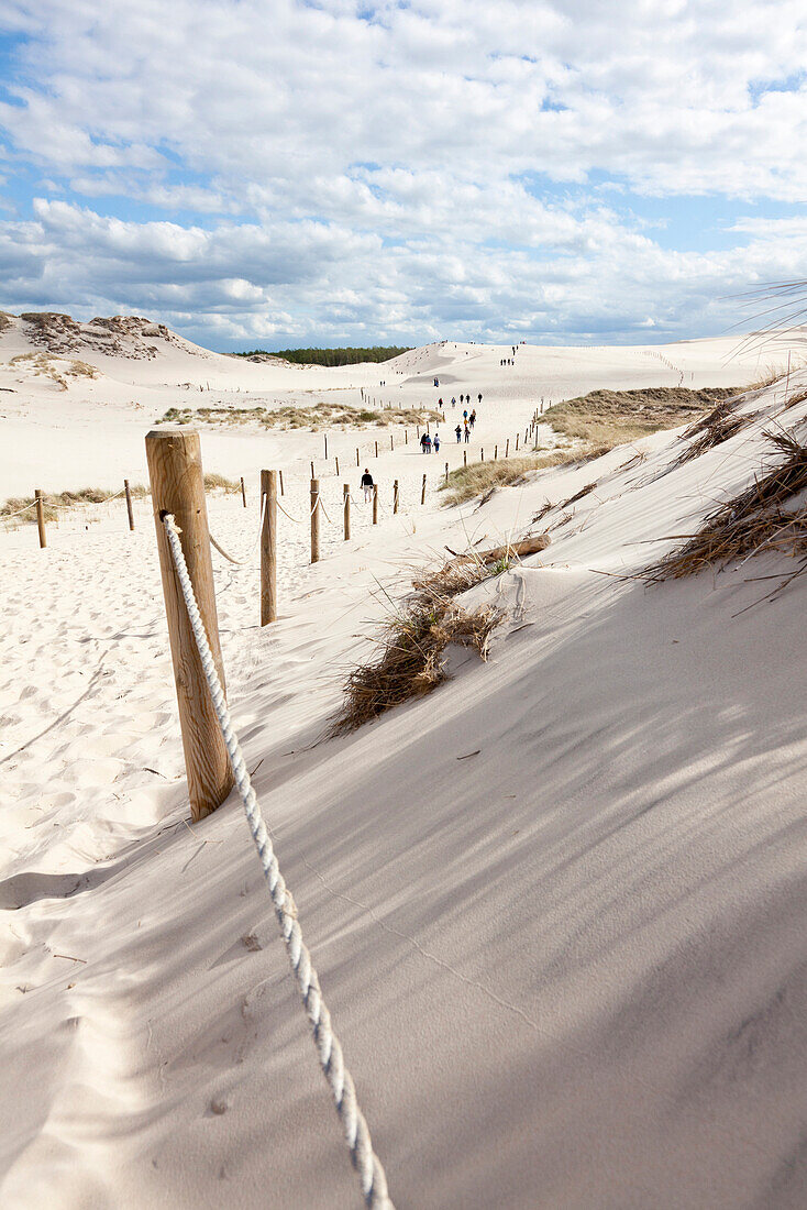 Zaun in Dünen von Leba, UNESCO Weltnaturerbe, Slowinski National Park, Polnische Ostseeküste, Leba, Pommern, Polen