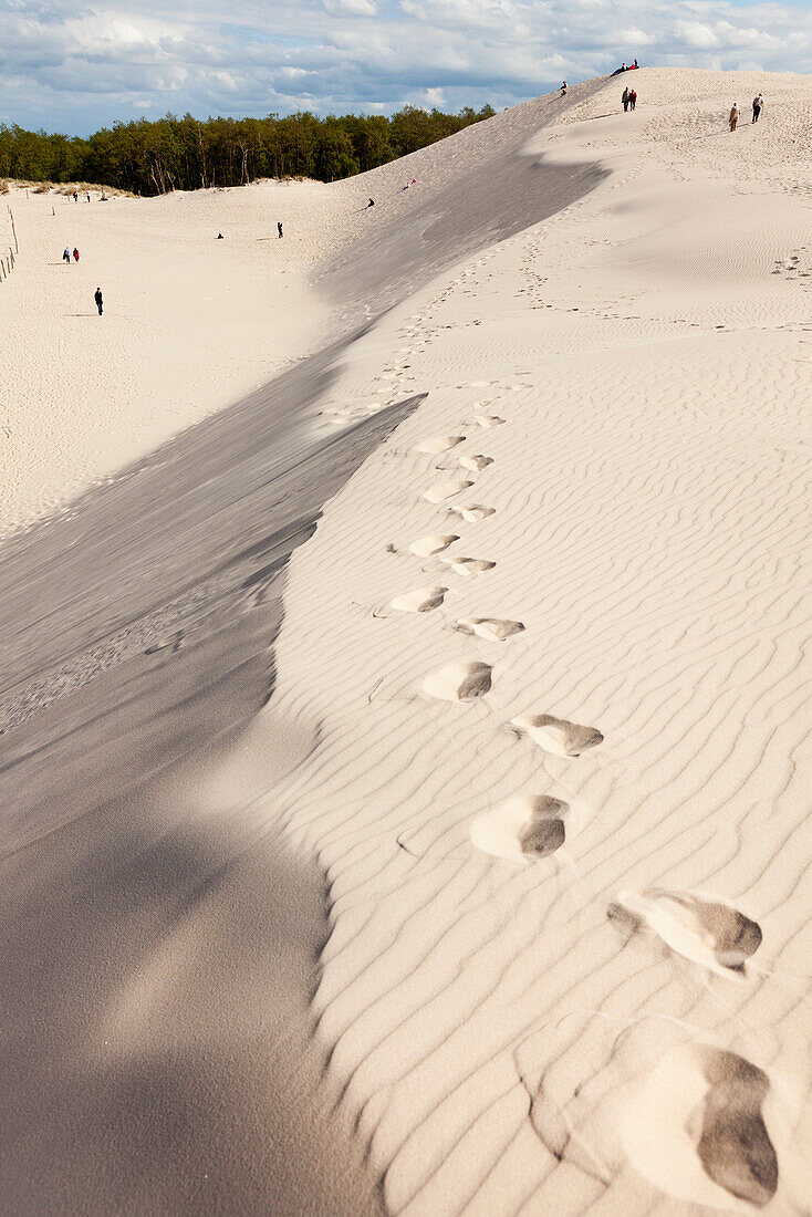 Touristen wandern durch die Dünen, Slowinzischer Nationalpark, UNESCO Weltnaturerbe, Polnische Ostseeküste, Leba, Pommern, Polen