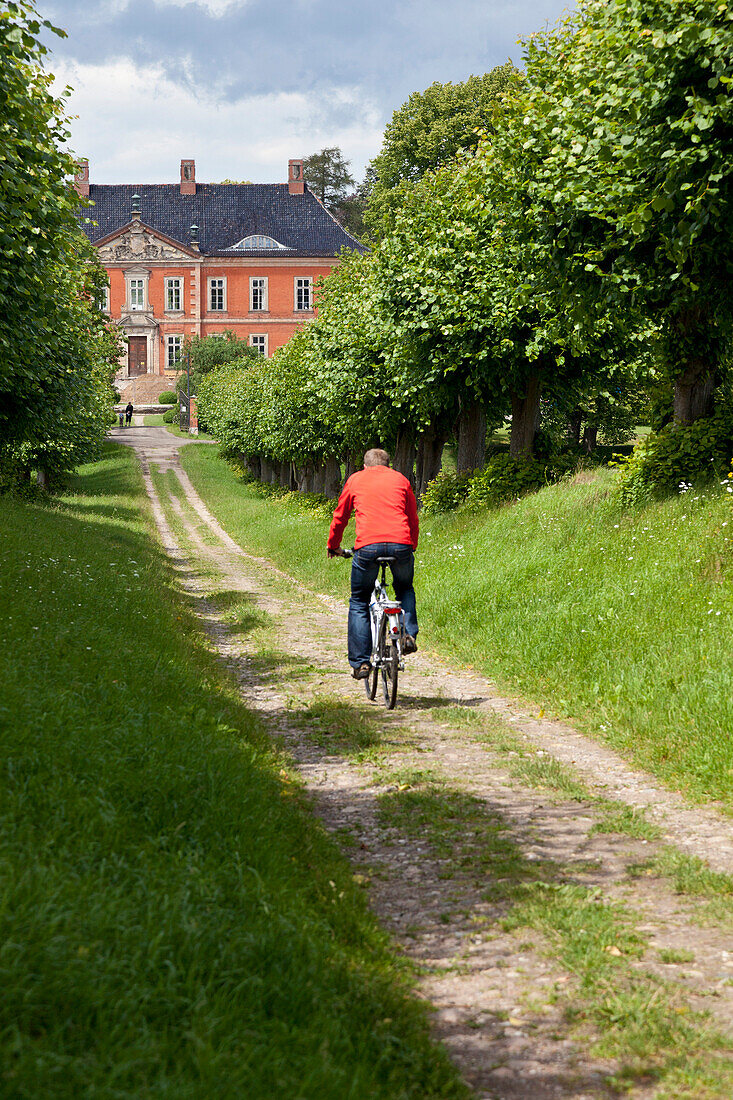 Fahrradfahrer auf dem Weg nach Schloss Bothmer, Feston Allee, einzigartiges Gartendenkmal, Schloss Bothmer, größte erhaltene Barockanlage Mecklenburg-Vorpommerns, Ostseeküste, Klützer Winkel, Klütz, Mecklenburg-Vorpommern, Deutschland