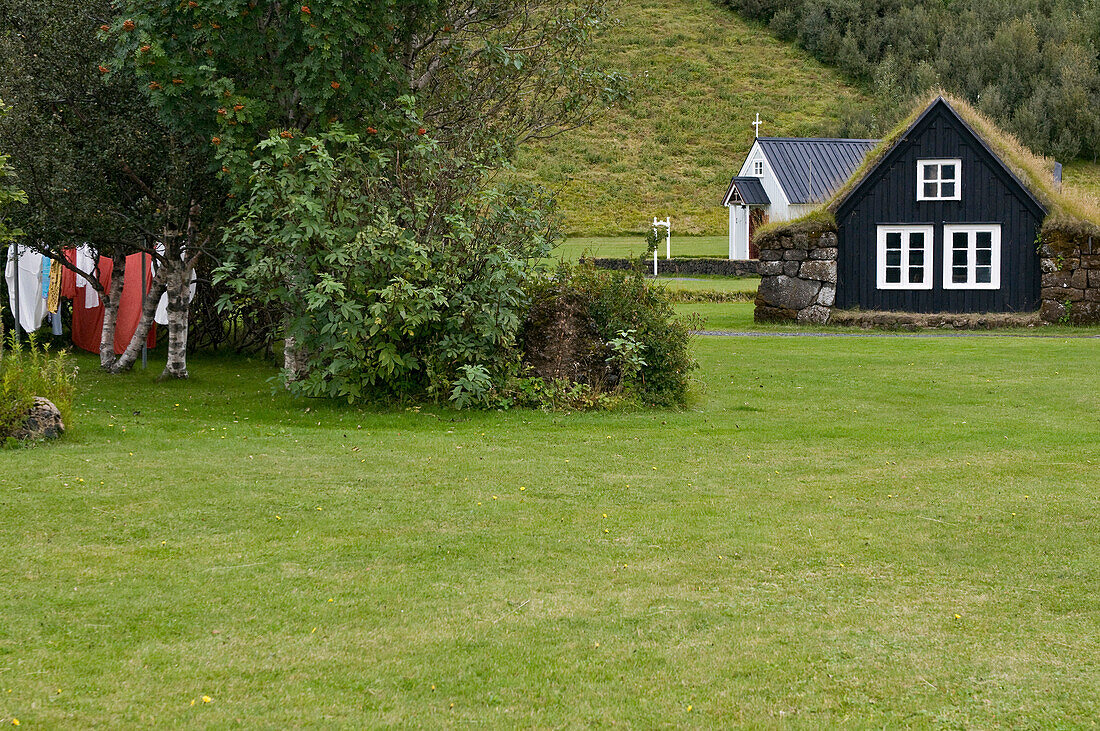 Kirche und traditionellen Haus im Freilichtmuseum Skógar, Skogar, Island, Skandinavien