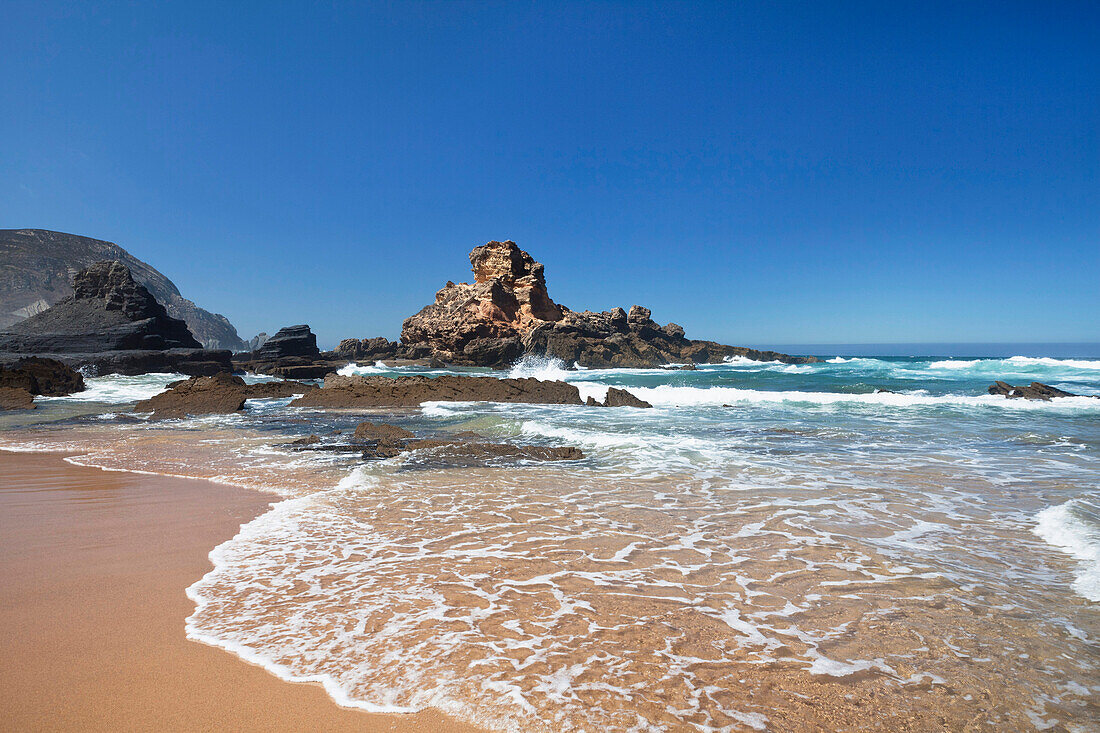 Strand Praia da Castelejo im Sonnenlicht, Atlantikküste, Algarve, Portugal, Europa