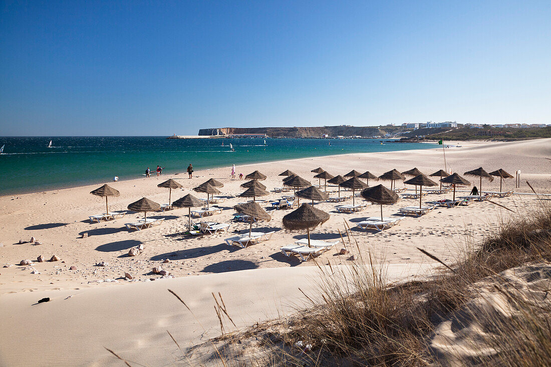 Sonnenschirme am Sandstrand Praia do Martinhal, Atlantikküste, Algarve, Portugal, Europa