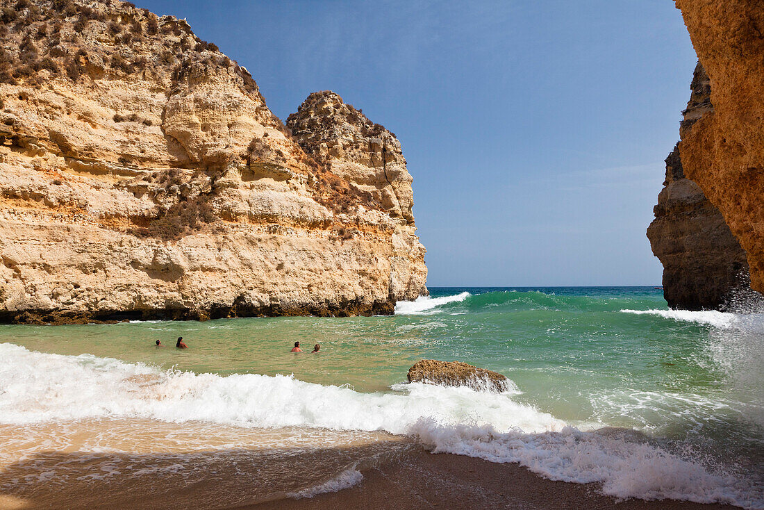 Menschen am Strand bei Lagos, Atlantikküste, Algarve, Portugal, Europa