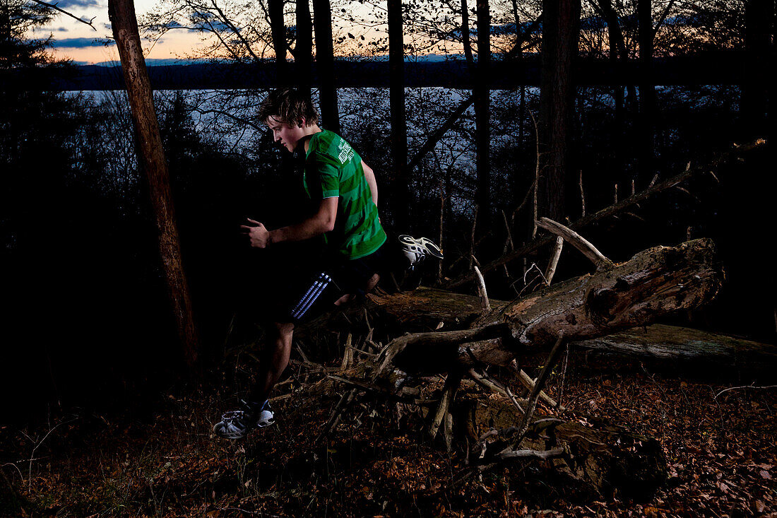 Jogger im Wald bei Abenddämmerung, Starnberger See, Oberbayern, Deutschland