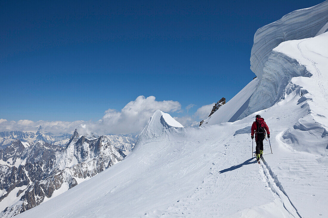 Skibergsteiger vor Eisbruch am Mont Blanc du Tacul, Chamonix-Mont-Blanc, Frankreich