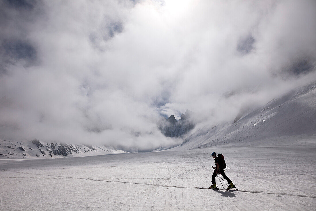 Skitourengänger auf Gletscher im Mont Blanc Gebiet, Chamonix Mont Blanc, Frankreich, Europa