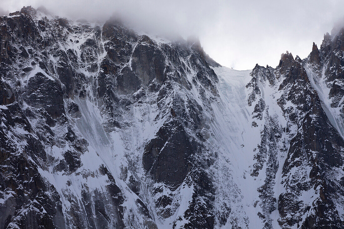 Eisflanken und Felsen in Wolken, Chamonix Mont Blanc, Frankreich, Europa