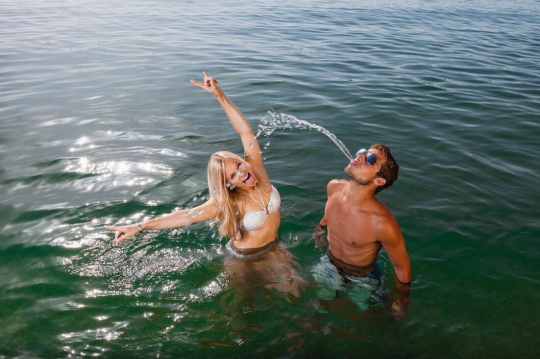 Junges Pärchen badet im Starnberger See, Bayern, Deutschland