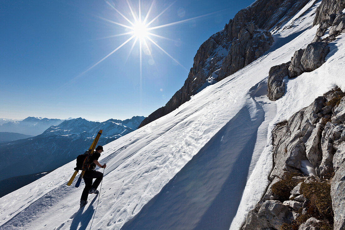 Skibergsteiger auf verschneitem Berghang, Skitourengeher im Via Ferrata Klettersteig, Alpspitze, Bayern, Deutschland, Europa