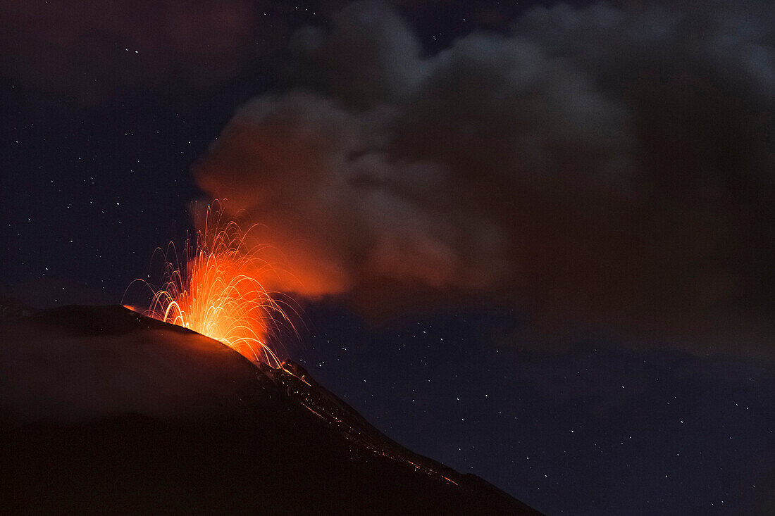 Vulkanausbruch Tungurahua bei Nacht, gesehen von Banos, Ecuador, Südamerika, Amerika