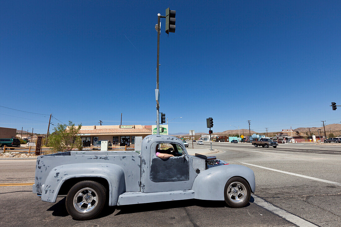 Pickup Truck an einer Kreuzung, Joshua Tree Nationalpark, Riverside County, Kalifornien, USA, Amerika