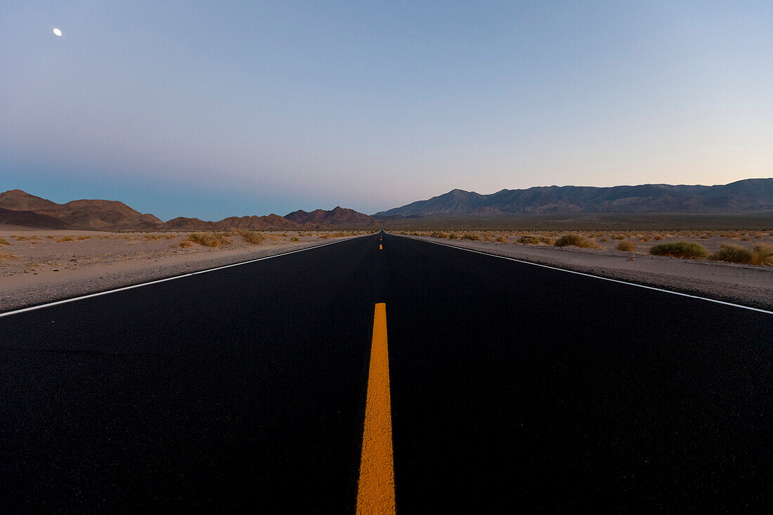 Mond über Death Valley Road und Wüstengebirge, San Bernardino, Kalifornien, USA, Amerika