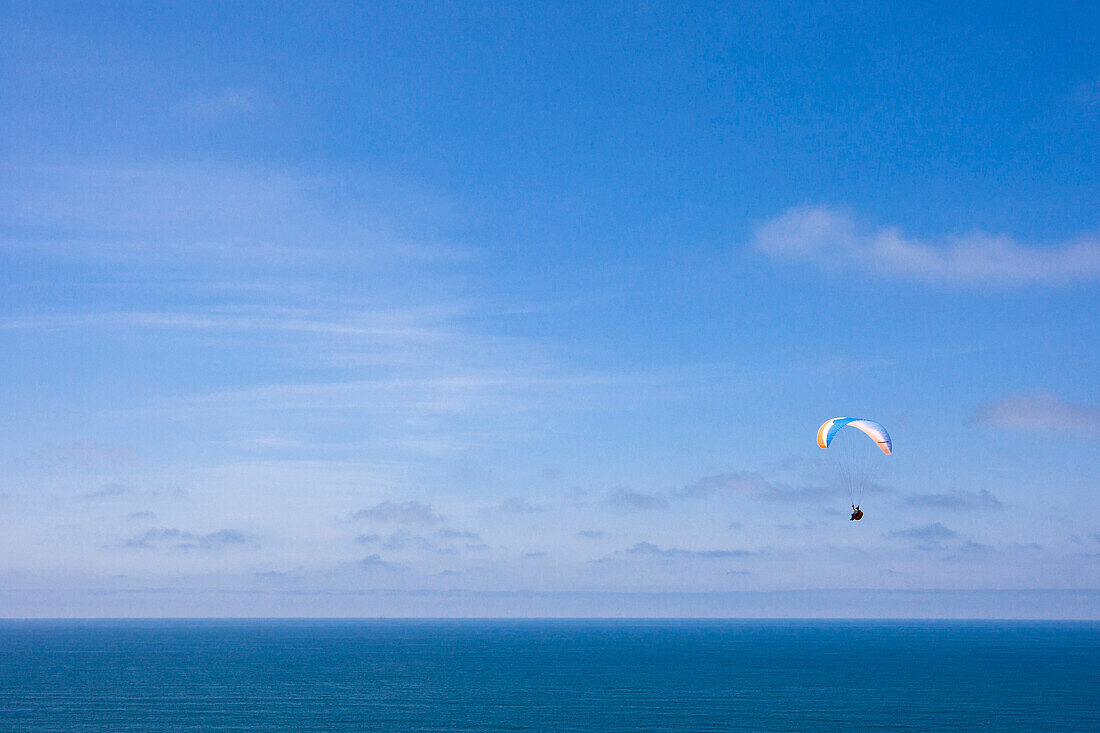 Paraglider über dem Pazifik, San Diego, Kalifornien, USA, Amerika