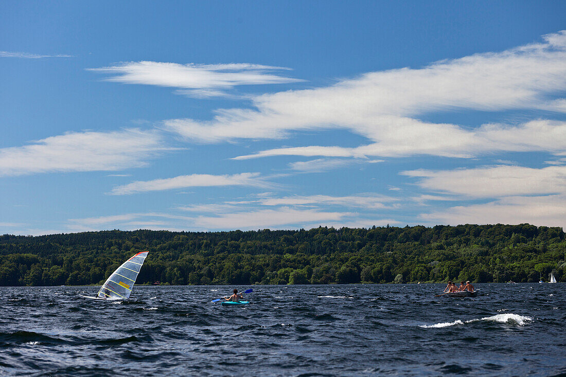 Windsurfer, Kajak und Ruderboot auf dem Starnberger See, Oberbayern, Deutschland, Europa
