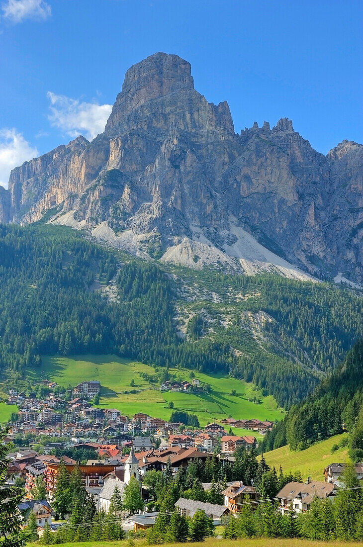 Blick auf Corvara mit Sass Songher, Corvara, Dolomiten, Südtirol, Italien, Europa