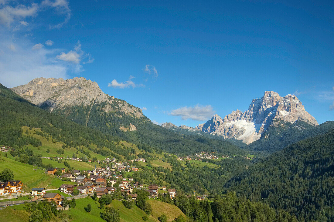 Blick auf Santa Fosca mit Monte Pelmo, Santa Fosca, Dolomiten, Belluno, Italien, Europa