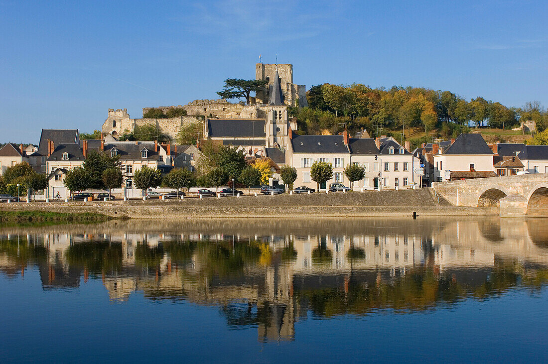 Blick auf Montrichard mit Burg und dem Fluss Cher, Montrichard, Loir-et-Cher, Frankreich, Europa