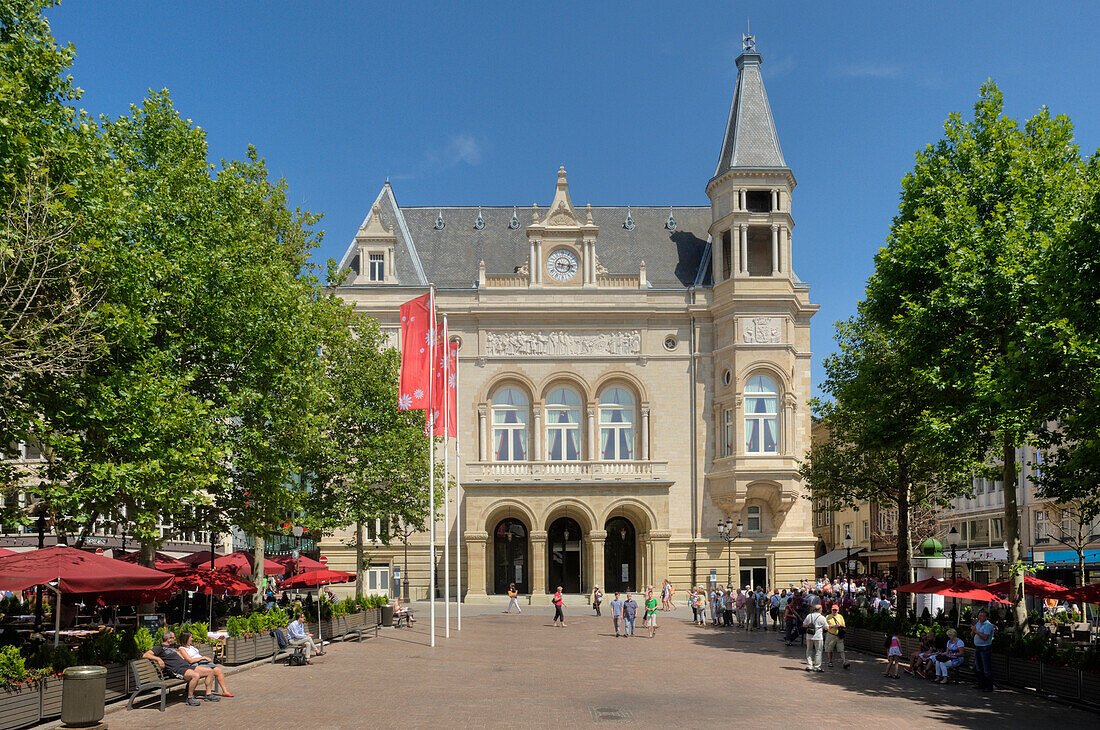 Menschen auf dem Place d'Armes mit dem Palais Cercle Municipal, Luxemburg, Luxemburg, Europa