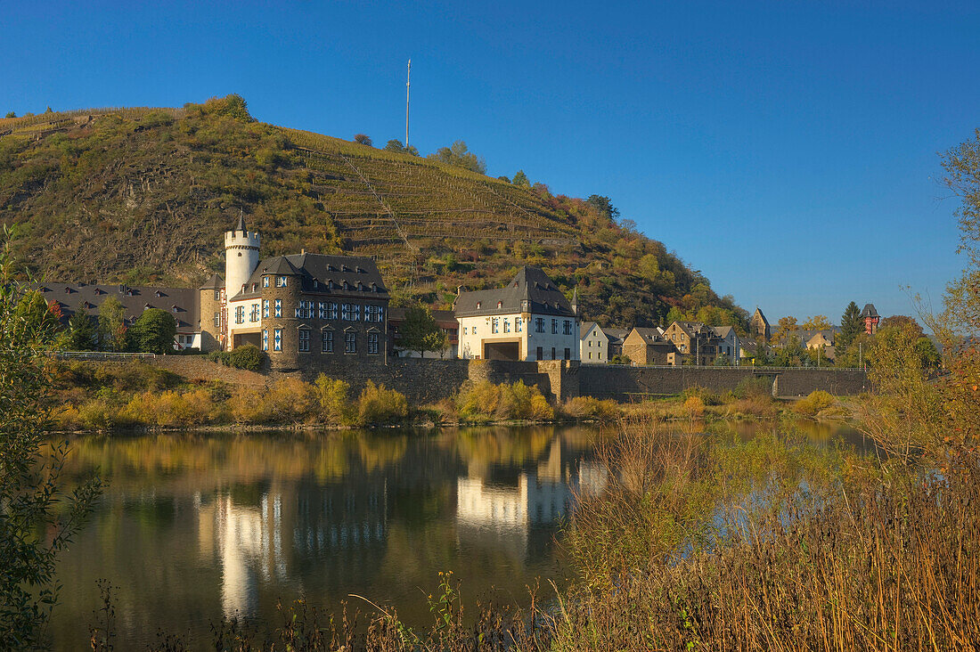 Blick auf Schloß von der Leyen an der Mosel, Kobern-Gondorf, Rheinland-Pfalz, Deutschland, Europa